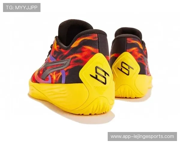 足球球星运动鞋女款穿搭示范打造时尚运动风潮流感