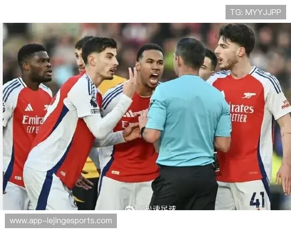 足球球星恶意犯规引发巨大争议裁判判罚与球迷反应成焦点